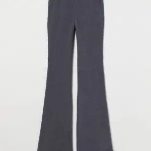 Säljer dessa supersöta och sköna byxorna från H&M som liknar SKIMS knit pants. Lite för små för mig, vilket är anledningen till att jag säljer dem. Varan är i bra skick och har inget tecken på användning 🫶🏼