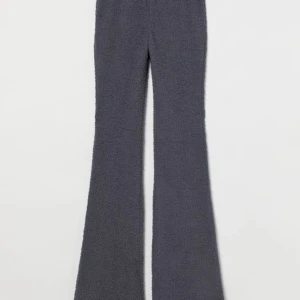 lurviga mjukisbyxor - Säljer dessa supersöta och sköna byxorna från H&M som liknar SKIMS knit pants. Lite för små för mig, vilket är anledningen till att jag säljer dem. Varan är i bra skick och har inget tecken på användning 🫶🏼