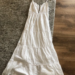 Vit långklänning  - Vacker vit långklänning från Soyaconcept. Strl xs men passar även större. Fina broderier och knappar upptill. Perfekt för student skolavslutningen student midsommar eller bara en vanlig sommardag. Liten avvikelse på hänget till ena bandet men går att fixa