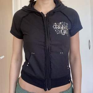 Kortärmad zipup hoodie! Från Crest Sport. Y2k. Strlk L men jag tycker snarare S. 