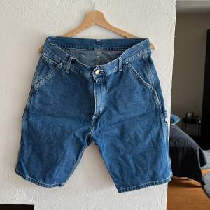 Jeans Shorts köpta nya och bara provat på.  Originalpris 1000kr