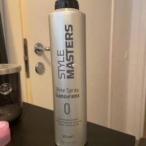 Säljer detta shine spray från revlon som ger en maximal glans. Sprayen ska motverka frissighet, ger fin lyster i ditt hår. Mer än hälften kvar.