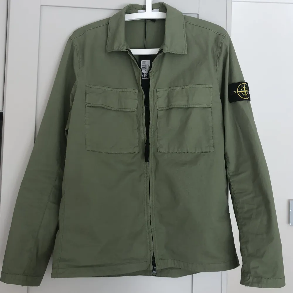 Helt ny och riktigt snygg Stone island overshirt. Köpt på NK och kvitto finns. Nypris: 4400kr.  Hör av er vid funderingar.. Skjortor.