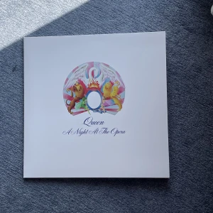 Queen ”A Night At The Opera” - Säljer mitt vinyl-exemplar av Queen’s album ”A Night At The Opera” som bland annat innehåller Bohemian Rhapsody. Köpt ny på Bengans och endast spelad ett fåtal gånger. Kan mötas upp i Söderköping eller Norrköping eller frakta 💐