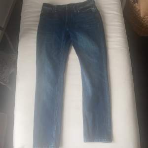 Ett par slim jeans som är väldigt behagliga, storlek finns på sista bilden 