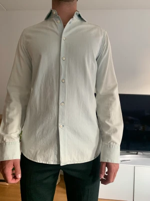 Skjorta denim - Slim fit denimskjorta, storlek M.