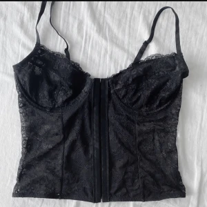 NAKD spets-korsettopp  - Jättefin bustier/korsett topp från NAKD i strl S. Nypris 399kr. Fint skick!🫶 