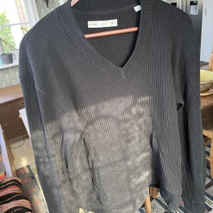 L’homme rouge tröja - Stickad V-neck tröja från L’homme rouge. Storlek M, men är lite croppad. Skriv för fler bilder.