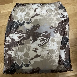 blommig kjol - superfin medellång kjol med blommigt mönster!