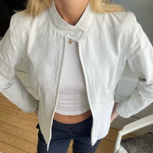Vintagejacka - Supersnygg vit/ljusbeige Djerf-avenue inspirerad tygjacka. Perfekt till våren/sommaren. Bra skick. DM för fler bilder! 