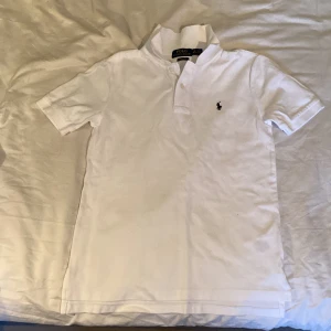 Ralph Lauren Piké - 9,5/10 Inte använd mycket, inga fläckar eller defekter Såklart äkta OBS barnstorlek (10-12)