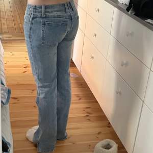 Säljar pga att de är lite för stora. Brandy Melville jeans i storlek S. Frakt är inte inkluderat!💞