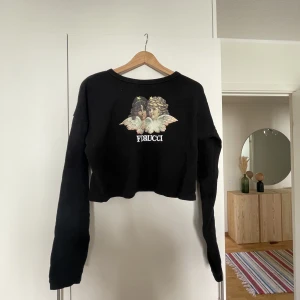 Fiorucci - Långärmad tröja som är croppad. Smarsamt använd. Köpt för ca 1000 kr.
