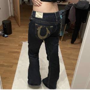 lägger upp annonsen igen! True religion jeans köpta här på plick men dem är lite förstora för mig och långa, tyvärr!! skriv för frågor! bilderna är lånade! köpare står för frakt!