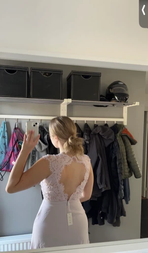 BalklänningNly by NellyNEW BEGINNING LONG - Cocktailklänning - Jag säljer min balklänning. Jag väljer att sälja min klänning eftersom jag endast använt den under ett tillfälle. Den har inga skador/ repor och är i nyskick. Nypriset är 899 kr. Jag är 1.65 cm lång och var perfekt i längd. Hör av er om ni är intresserade