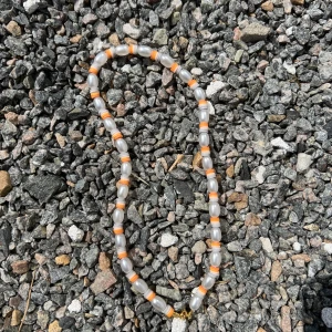 Peach halsband  - Super fint halsband, cirka 40cm. Tillkommer spänne och ringödlor så man kan justera efter önskan. Frakt tillkommer på 15kr