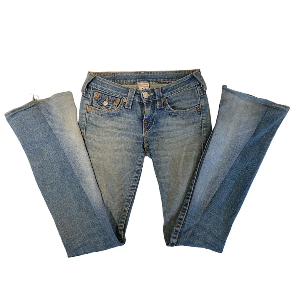 ❗️OBS: trasig gylf.❗️Lågmidjade och utsvängda jeans från True Religion, mått står på sista bilden🩷 Skriv om du har frågor!. Jeans & Byxor.