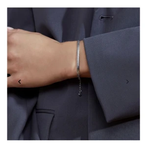 Armband - Stilrent armband i blankt rostfritt stål. Använt ett fåtal gånger men har inga tecken på användning 💞