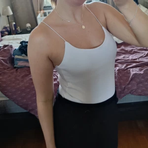 Body från Zara - Fin basic-body från Zara i storlek S. Köpt begagnad men tyvärr var den lite för liten för mig för att den ska komma till användning. Passar XS-S. Fint skick.