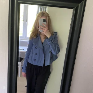 Blå jacka - Jättefin blå jacka från h&m i storlek 34. Har två fickor utan dragkedja och en lite boxigare fit. Knappt använd