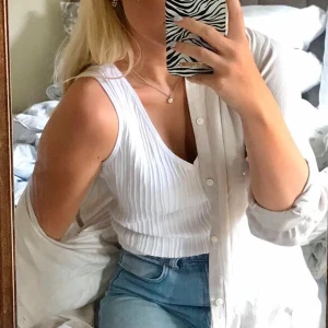 Stickat linne - Jättefint vitt stickat linne med detaljer. Strl S men skulle säga att det passar allt från S- L. I använt men fint skick!