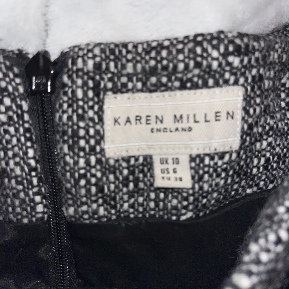 Kjol från Karen Millen, helt ny och oanvänd. Fritt fram att föreslå pris på alla mina annonser 🧡. Kjolar.