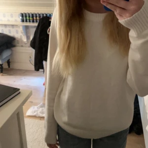 Stickad vit tröja - Säljer denna stickade tröja då den ej kommer till användning🩷