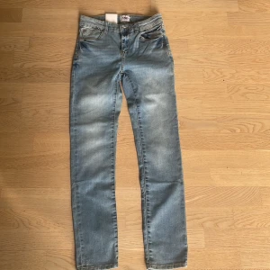 Jeans stl 160 Nya - Nya byxor som aldrig använts. 