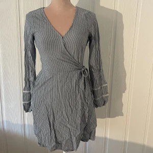 Klänning - Hollister  - Klänning från Hollister Skick: använd Fler bilder? Skriv till mig så löser jag det!  Några frågor? Jag svarar så fort jag kan ❤️ Alla pris kan alltid diskuteras 😊