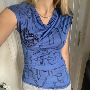 Topp - Snygg topp med fina Rhiestnes ditaljer! I bra skick och har inga skador🤍