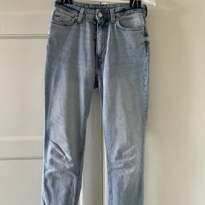 Jeans - Jeans från weekday, sitter åt över rumpan och höfterna på mig men är inte riktigt lika tighta över vaderna