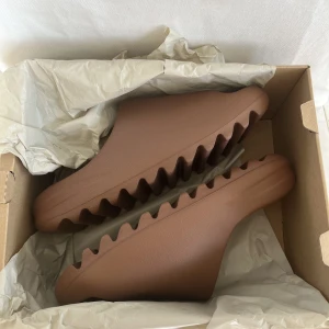 Yeezy Slide Flax - Yeezy slides i colourwayen Flax. Köpte dem på droppet men har helt enkelt inte haft användning för dem. Kvitto finns.