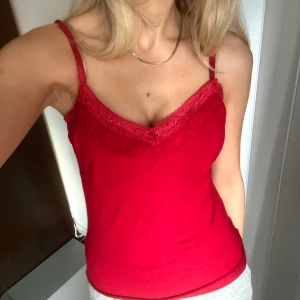 Röd topp - Söt röd topp som inte används❤️ I jätte bra skick och har inga skador!