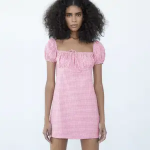 säljer denna jättesöta rosa rutiga klänningen från zara💞💞 köpt för ca ett år sen men den kommer inte till användning därav säljs den