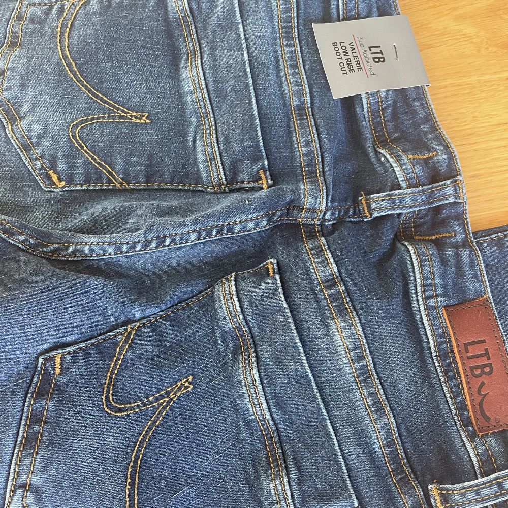 Tvär snygga Low waisted jeans från ltb! De är helt nya dock för stora och nyss ur påsen. Gick inte att retunera:( Lappar o sånt finns kvar och de är i modellen Valerie. . Jeans & Byxor.