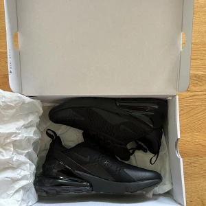 Nike air Max 270 - Aldrig använd helt nya boxen medföljer köpt från footlocker säljer för att jag vill köpa ett annat par skor storlek 41 köpte skorna för 1800 men säljer för 1400 priset kan diskuteras kan mötas upp. 