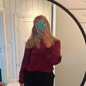 Röd blus - Röd blus med volangkrage