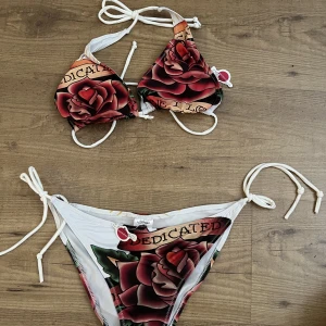 Ed Hardy bikini - Bikini set från Ed Hardy, aldrig använd med prislapp kvar. Står att de är storlek L men den är liten i storleken så passar mer som S  🤍