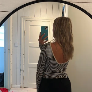 Randig tröja med djup rygg  - Randig tröja från hm med djup rygg i storlek s