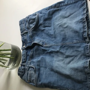 Jeanskjol  - En jeanskjol jag aldrig använt då jag inte tyckte om hur den satt på mig glömde skicka tillbaks den så ska försöka sälja den här. Pris kan diskuteras 