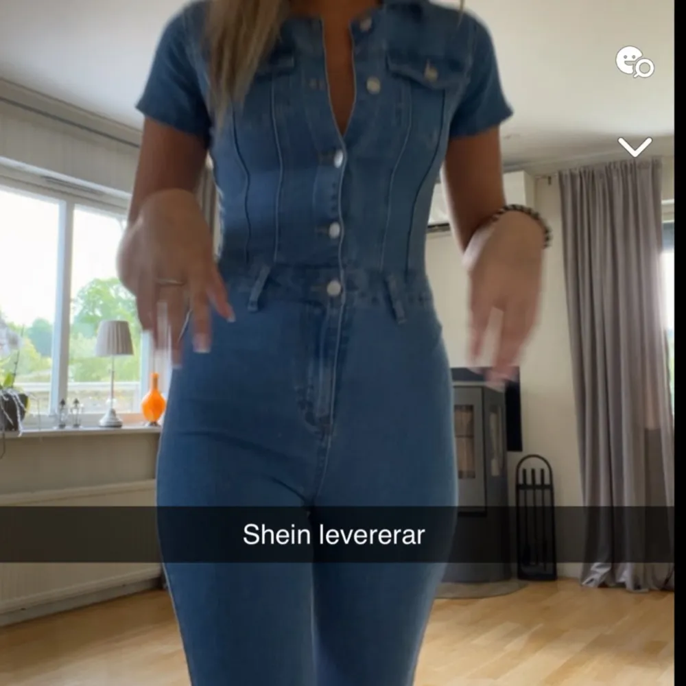 Säljer denna snygga slutsålda jumpsuit från Shein använd fåtal gånger den har tyvärr blivit för liten för mig. Köpte för 439kr❣️. Jeans & Byxor.