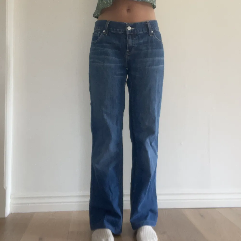 Super snygga lågmidjade bootcut jeans, jag är 1,65 cm lång. Midjemåttet är 43 rakt över, innerbenslängden är 76cm.. Jeans & Byxor.