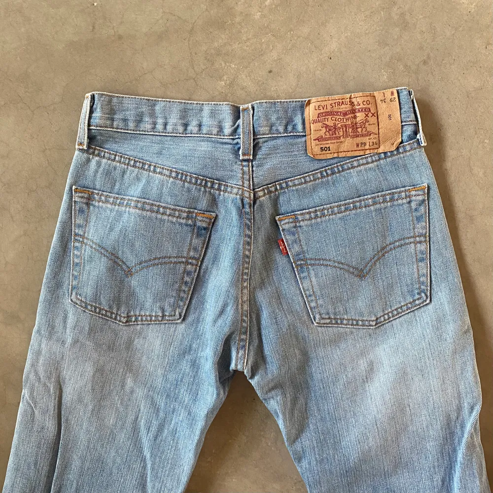 Så nice 501-jeans från Levi’s! Köpta vintage, storlek 29/34 men insydda så de passar någon med 34-38 i storlek  Midjemått (mätt rakt över jeansen): ca 36 cm Innerbenslängd: ca 83 cm. Jeans & Byxor.