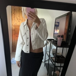 Jeansjacka - Lite smink på insidan av kragen men inget som syns när man bär, storlek Xxs men sitter som S