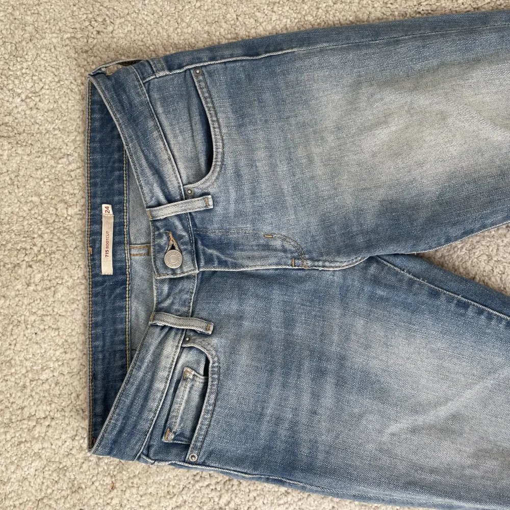 Blå lågmidjade bootcut jeans från Levis🫶🏼. Jeans & Byxor.