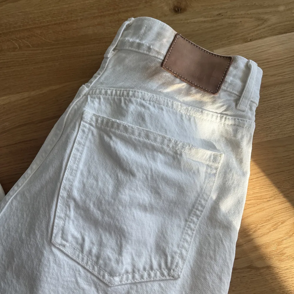 De perfekta straight jeans från zara  i bra skick. Har en liten missfärgning vid lappen men syns knappt och kan säkert blekas bort. Strl S.. Jeans & Byxor.