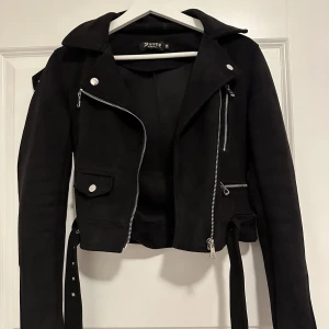 Jacka - Skinnjacka som är sparsamt använd. Säljer pga den inte kommer till användning längre💓