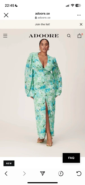 Adoore klänning - En helt ny adoore klänning, oanvänd. Säljer för att den är lite liten för mig. Kom gärna med prisförslag då priset är förhandlingsbart. 