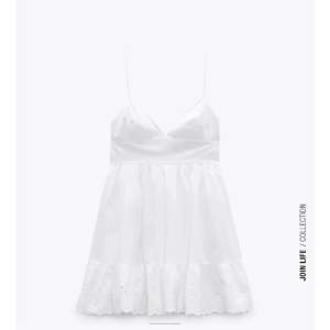 Säljer denna super söta vita klänninhen som inte längre går att köpa. Super söt perfekt till sommaren.
