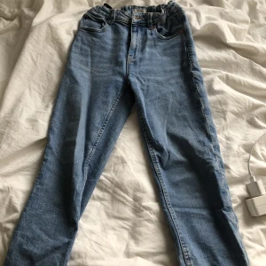 Blå jeans - Ett par jätte fina blå jeans från Gina Young. Säljer pågrud av dem är försmå för mig